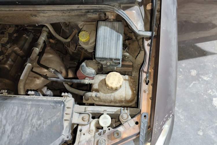 Used Wuling Hongguang 2015 1.2L S Base Model China V Standard Engine Bay Left