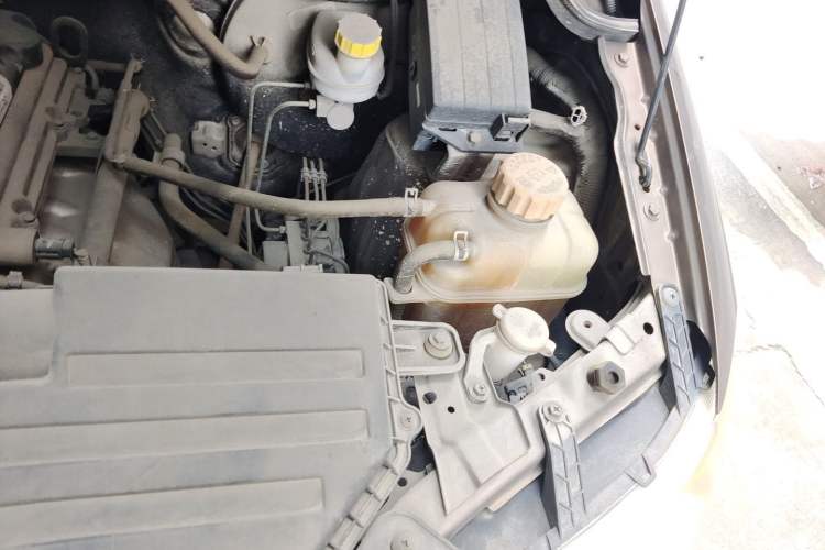 Used Wuling Hongguang 2015 1.5L S Basic Version China V Standard Engine Bay Left
