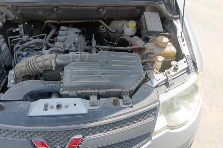Used Wuling Hongguang 2015 1.5L S Basic Version China V Standard Engine Bay Left
