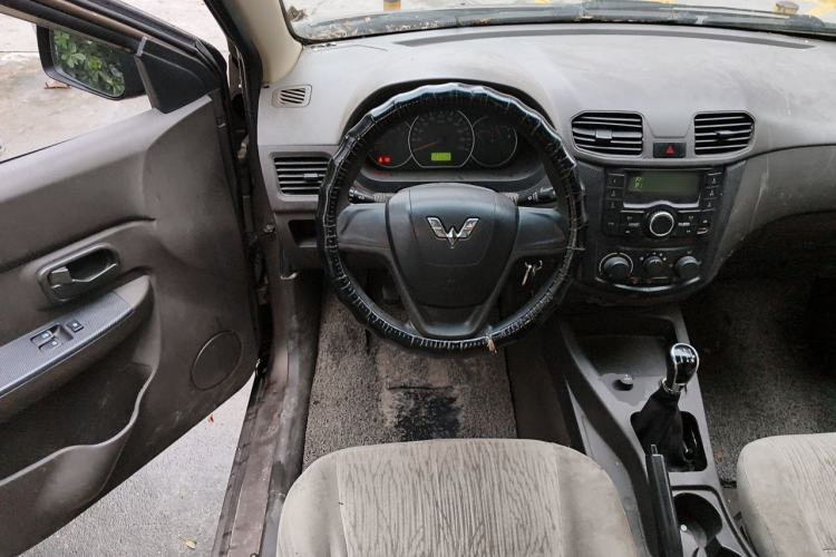 Used Wuling Hongguang 2015 1.5L S Basic Version China V Standard Steering Wheel