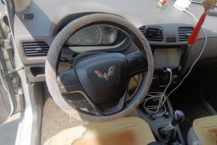 Used Wuling Hongguang 2015 1.5L S Basic Version China V Standard Steering Wheel