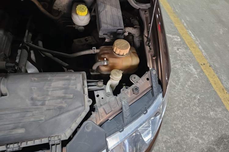 Used Wuling Hongguang 2015 1.5L S Base Model China IV Engine Bay Left