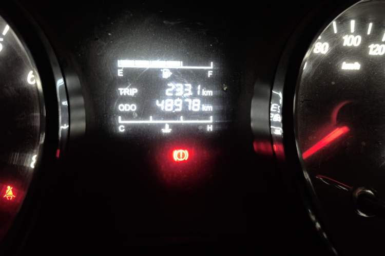 Used Wuling Hongguang 2015 1.5L S1 Standard China V-Emission Standards Odometer Close Up