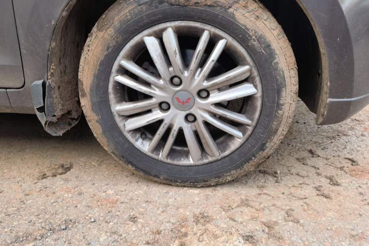 Used Wuling Hongguang 2015 1.5L S1 Standard China V-Emission Standards Right Front Wheel Hub