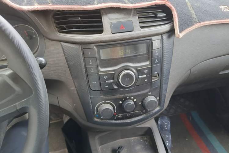 Used Wuling Hongguang 2015 1.5L S Basic Version China V Standard Audio And AC Panel