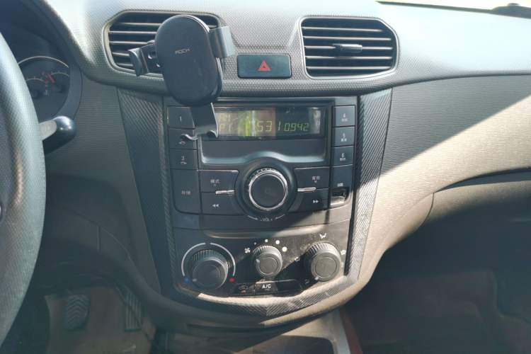 Used Wuling Hongguang 2015 1.5L S Basic Version China V Standard Audio And AC Panel