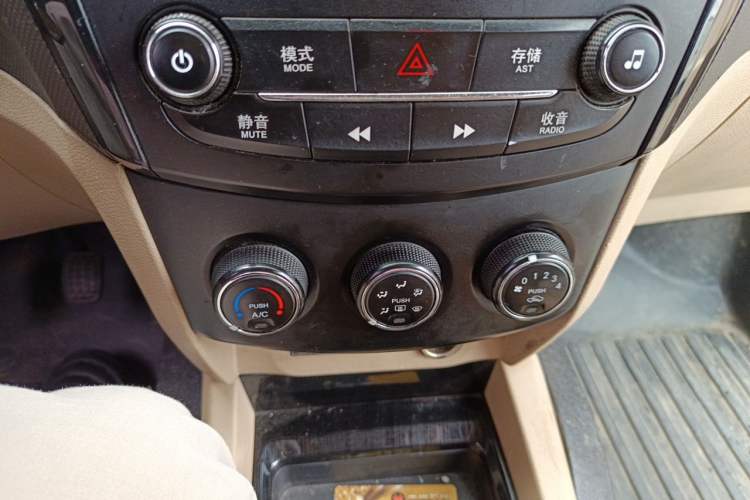 Used Wuling Hongguang 2015 1.5L S1 Comfort China V Standard Audio And AC Panel