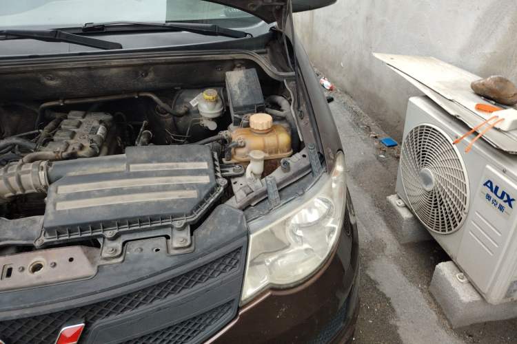Used Wuling Hongguang 2015 1.5L S Basic Version China V Standard Engine Bay Left