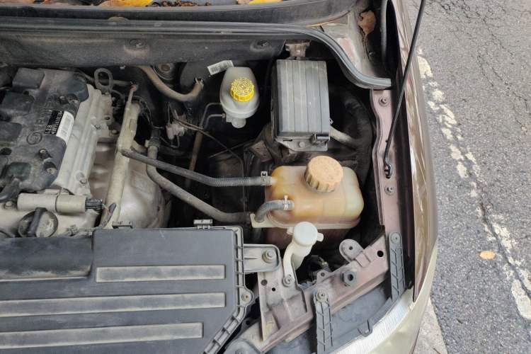 Used Wuling Hongguang 2015 1.5L S Basic Version China V Standard Engine Bay Left