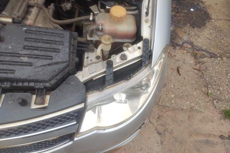 Used Wuling Hongguang 2015 1.5L S Basic Version China V Standard Engine Bay Left