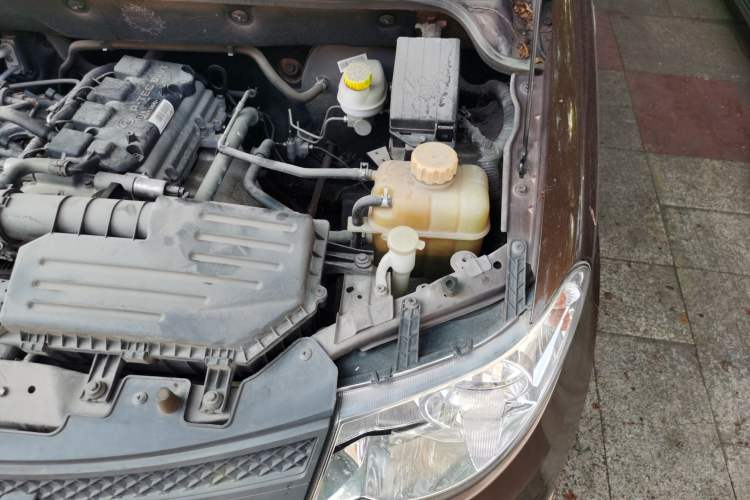 Used Wuling Hongguang 2015 1.5L S Basic Version China V Standard Engine Bay Left