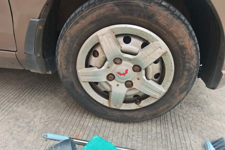 Used Wuling Hongguang 2015 1.5L S Basic Version China V Standard Right Front Wheel Hub