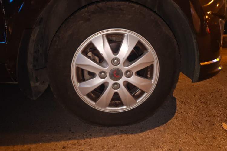 Used Wuling Hongguang 2015 1.2L S Base Model China V Standard Right Front Wheel Hub