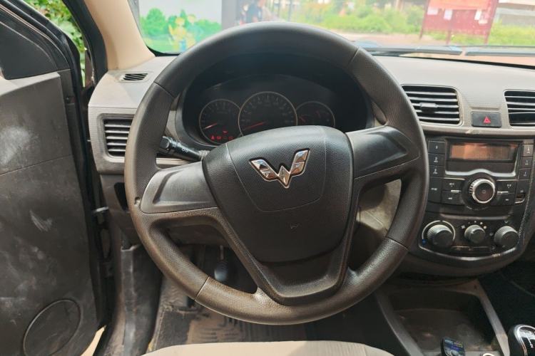 Used Wuling Hongguang 2015 1.5L S Basic Version China V Standard Steering Wheel