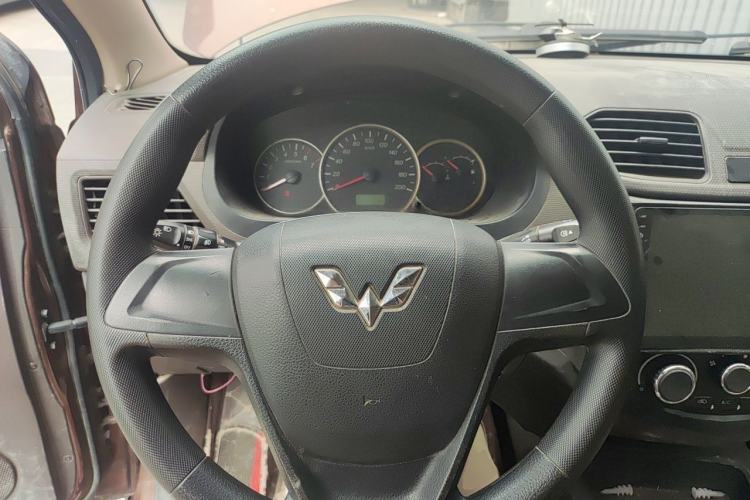 Used Wuling Hongguang 2015 1.5L S Basic Version China V Standard Steering Wheel