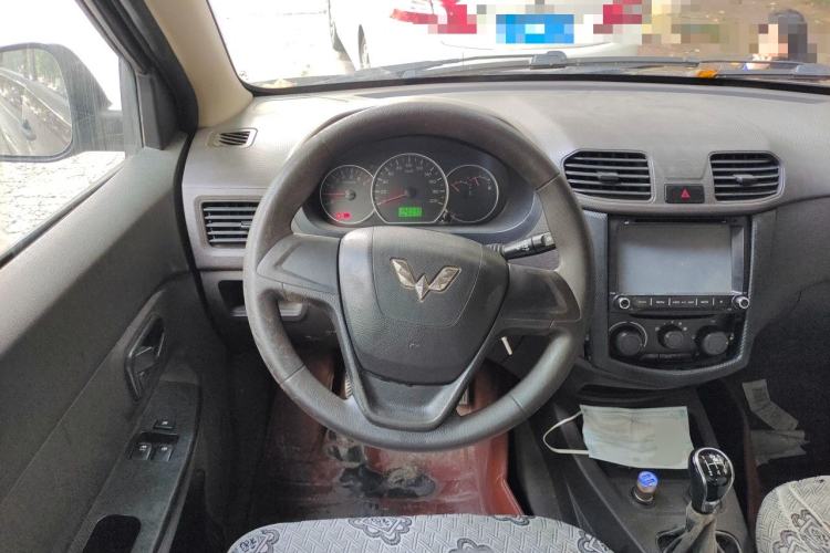 Used Wuling Hongguang 2015 1.5L S Basic Version China V Standard Steering Wheel