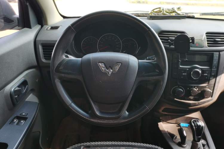 Used Wuling Hongguang 2015 1.5L S Basic Version China V Standard Steering Wheel