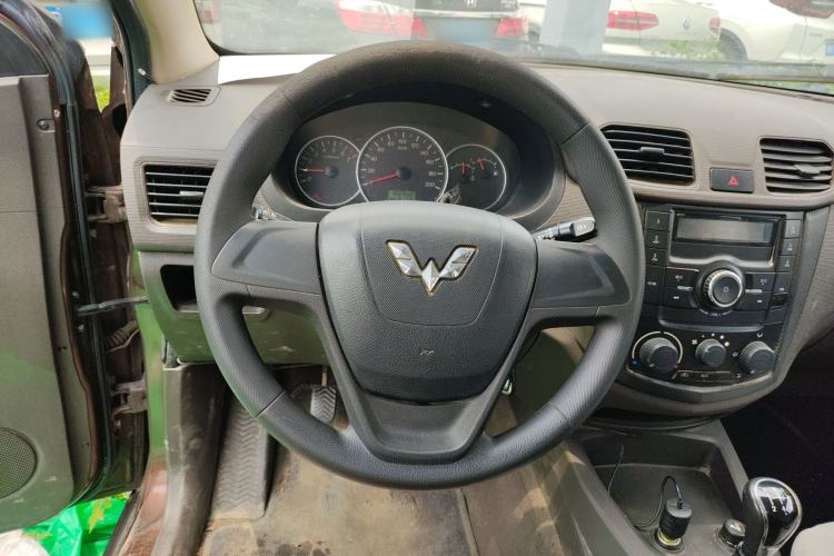 Used Wuling Hongguang 2015 1.5L S Basic Version China V Standard Steering Wheel