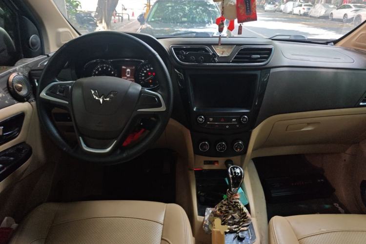 Used Wuling Hongguang 2015 1.5L S1 Luxury National Emission Standard V Center Console