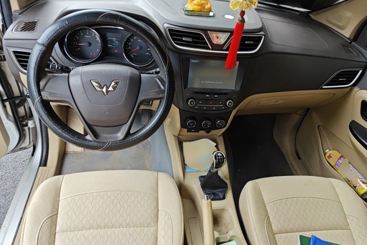 Used Wuling Hongguang 2015 1.5L S1 Standard China V-Emission Standards Center Console