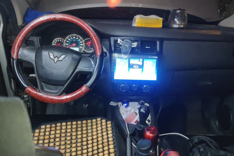 Used Wuling Hongguang 2015 1.5L S1 Standard China V-Emission Standards Center Console