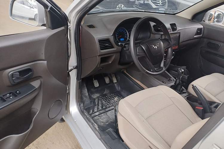 Used Wuling Hongguang 2015 1.5L S Basic Version China V Standard Driver Seat