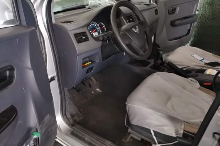 Used Wuling Hongguang 2015 1.5L S Base Model China IV Driver Seat
