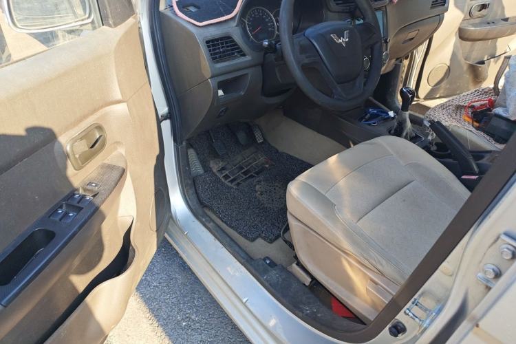 Used Wuling Hongguang 2015 1.5L S Basic Version China V Standard Driver Seat