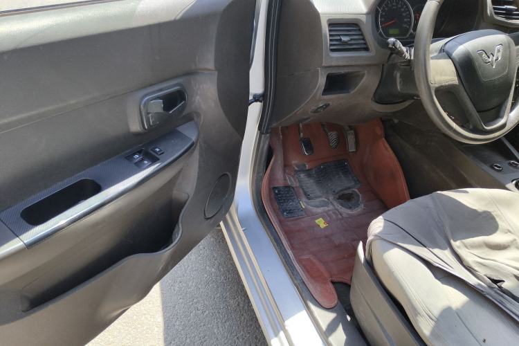 Used Wuling Hongguang 2015 1.2L S Base Model China V Standard Driver Seat