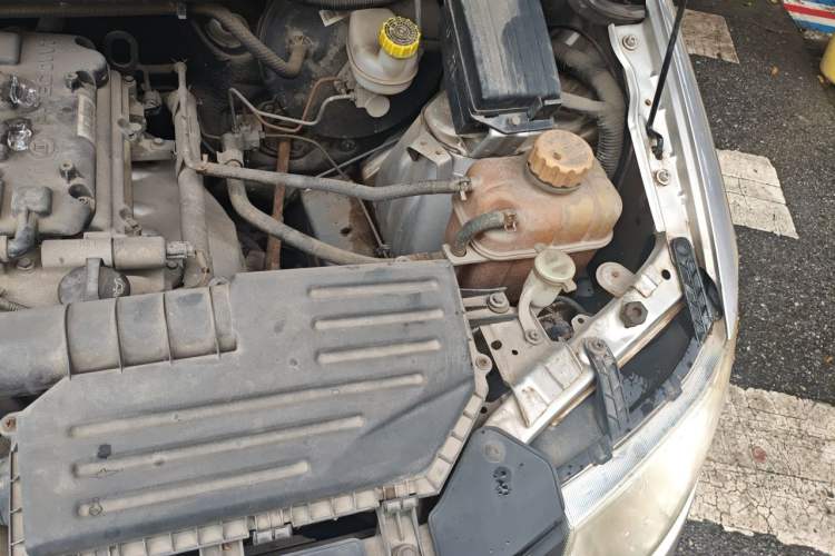 Used Wuling Hongguang 2015 1.5L S Basic Version China V Standard Engine Bay Left