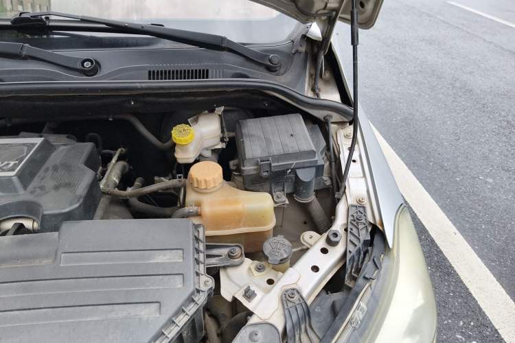 Used Wuling Hongguang 2015 1.5L S1 Luxury National Emission Standard V Engine Bay Left