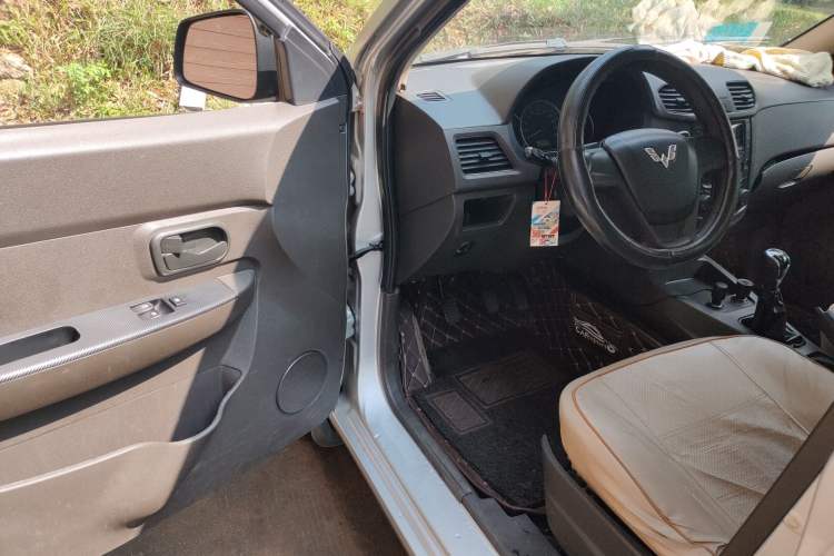Used Wuling Hongguang 2015 1.5L S Basic Version China V Standard Interior 3