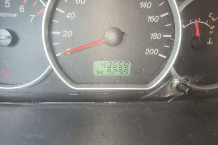 Used Wuling Hongguang 2015 1.2L S Base Model China V Standard Odometer Close Up