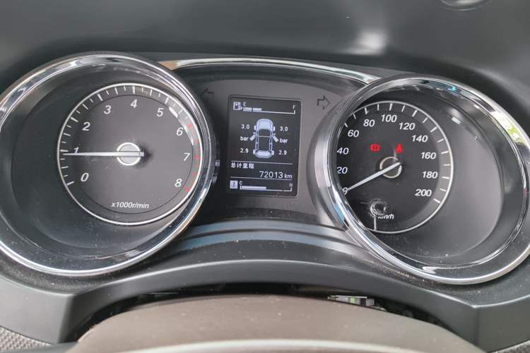 Used Wuling Hongguang 2015 1.5L S1 Luxury National Emission Standard V Odometer Close Up