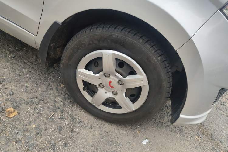 Used Wuling Hongguang 2015 1.5L S Basic Version China V Standard Right Front Wheel Hub