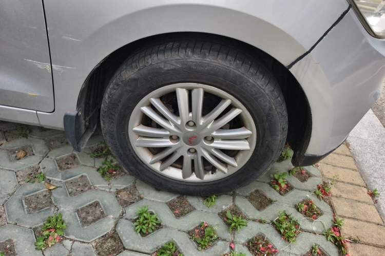 Used Wuling Hongguang 2015 1.5L S1 Standard China V-Emission Standards Right Front Wheel Hub
