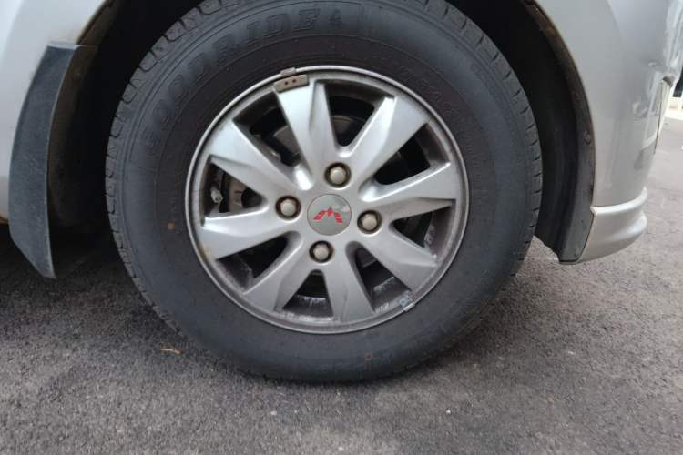 Used Wuling Hongguang 2015 1.5L S Base Model China IV Right Front Wheel Hub