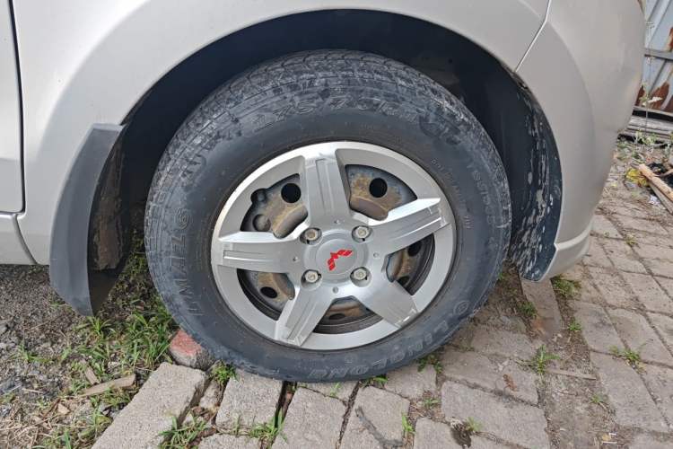 Used Wuling Hongguang 2015 1.5L S Base Model China IV Right Front Wheel Hub
