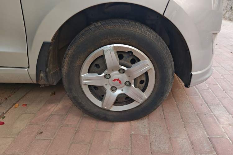 Used Wuling Hongguang 2015 1.2L S Base Model China V Standard Right Front Wheel Hub