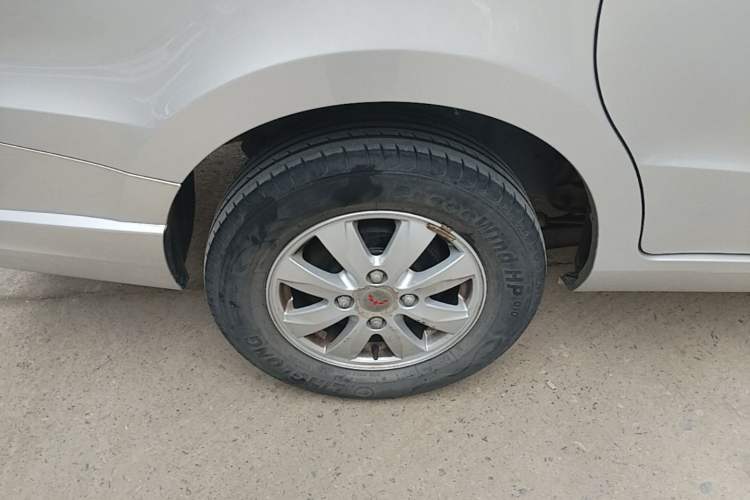 Used Wuling Hongguang 2015 1.5L S Basic Version China V Standard Right Rear Wheel Hub