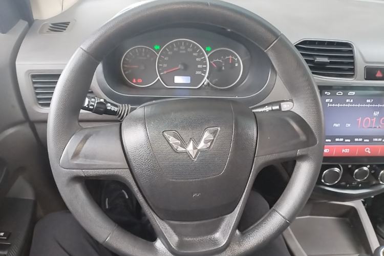 Used Wuling Hongguang 2015 1.5L S Basic Version China V Standard Steering Wheel