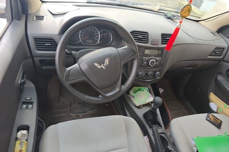 Used Wuling Hongguang 2015 1.5L S Basic Version China V Standard Steering Wheel