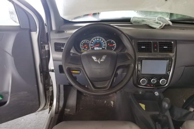 Used Wuling Hongguang 2015 1.5L S Base Model China IV Steering Wheel