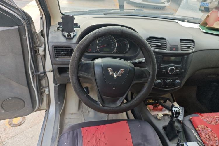 Used Wuling Hongguang 2015 1.5L S Basic Version China V Standard Steering Wheel