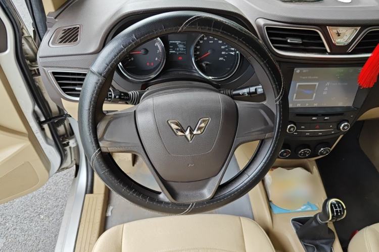 Used Wuling Hongguang 2015 1.5L S1 Standard China V-Emission Standards Steering Wheel