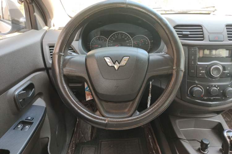 Used Wuling Hongguang 2015 1.5L S Basic Version China V Standard Steering Wheel