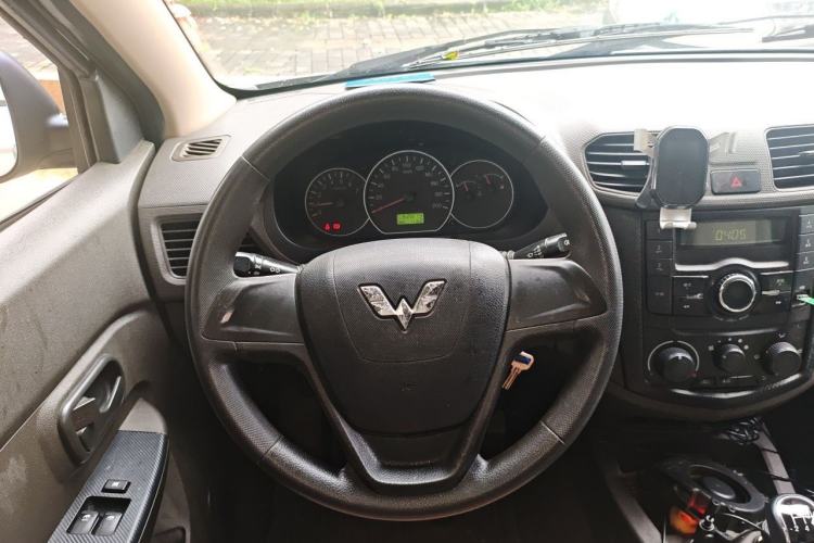 Used Wuling Hongguang 2015 1.5L S Basic Version China V Standard Steering Wheel