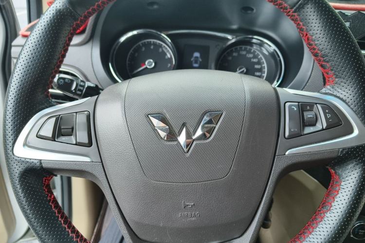 Used Wuling Hongguang 2015 1.5L S1 Luxury National Emission Standard V Steering Wheel