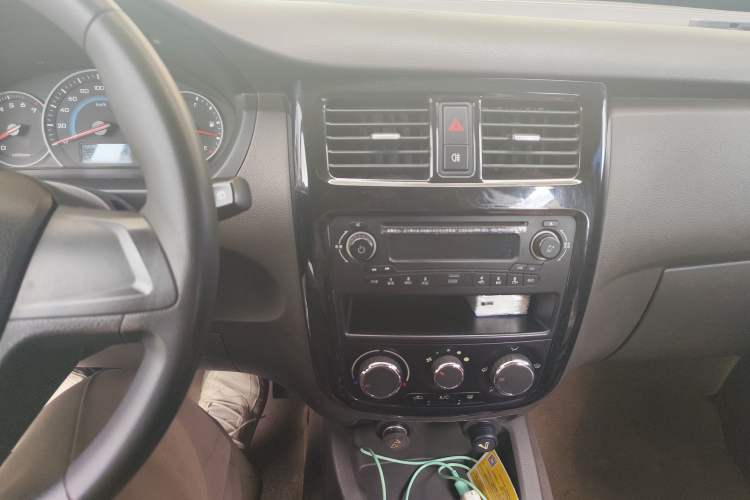 Used Wuling Hongguang 2015 1.5L S1 Standard China V-Emission Standards Audio And AC Panel