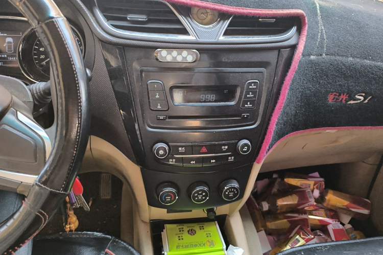Used Wuling Hongguang 2015 1.5L S1 Comfort China V Standard Audio And AC Panel